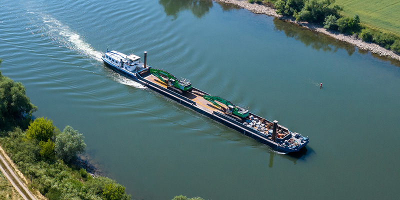 Foto von einem Containerschiff auf einem Binnengewässer. Link führt zum Portal BinSmart.
