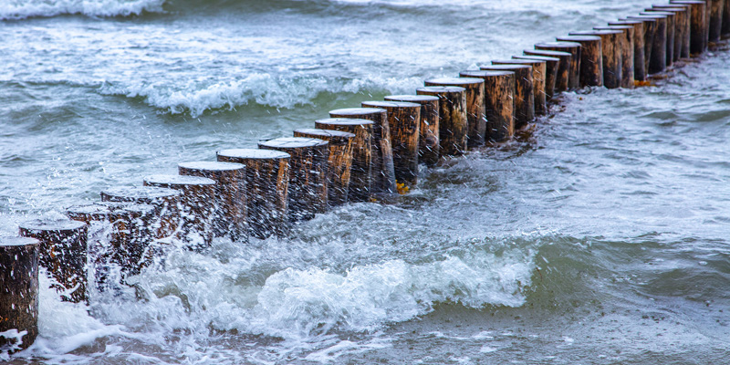Foto zeigt Buhnen zur Standbefestigung in der Ostsee, Heiligenhafen. Link führt zum Hydraulic Engineering Repository (HENRY).