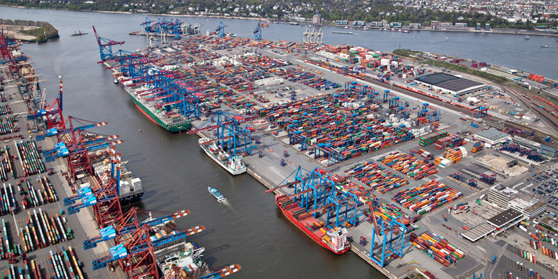Foto zeigt Containerschiffanlegestelle am Hamburger Hafen. Link führt zum Projektinformationssystem PRINS.