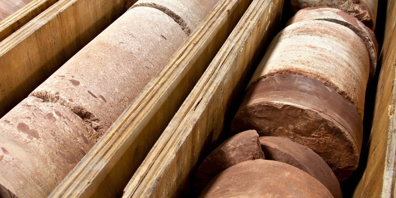 Nahaufnahme von Bohrkernen. Link führt zur Plattform Soil Repository (SoilRep).