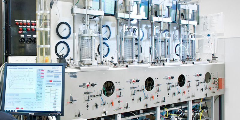 Foto zeigt einen Computerbildschirm im Vordergrund und Messgeräten im Hintergrund. Link führt zum Datenrepository