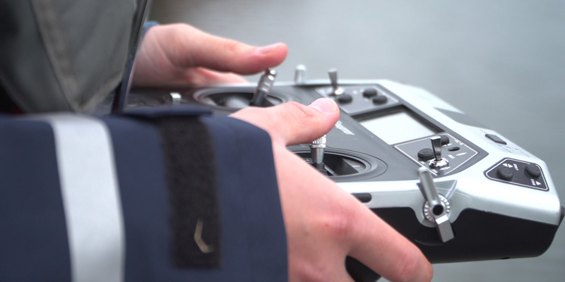 Foto zeigt ein Steuergerät in Händen. Link führt zum Dienst Fachliste Prüfingenieure (FPI)