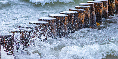 Foto zeigt Buhnen zur Standbefestigung in der Ostsee, Heiligenhafen. Link führt zum Hydraulic Engineering Repository (HENRY)