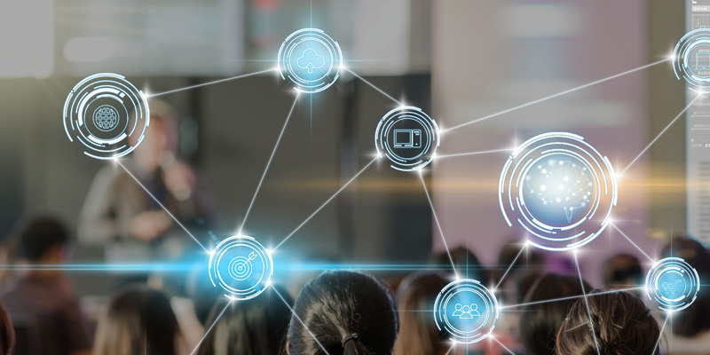 Foto zeigt eine Schulungssituation, abstrakt bearbeitet. Link führt zum IZW-Campus