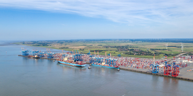 Link zeigt die Containerschiffanlegestelle von Bremerhaven. Link führt zur PIANC-Website